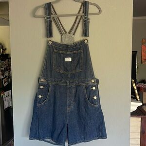 Levi’s light weight denim overalls size medium 🐬🐳🐬
